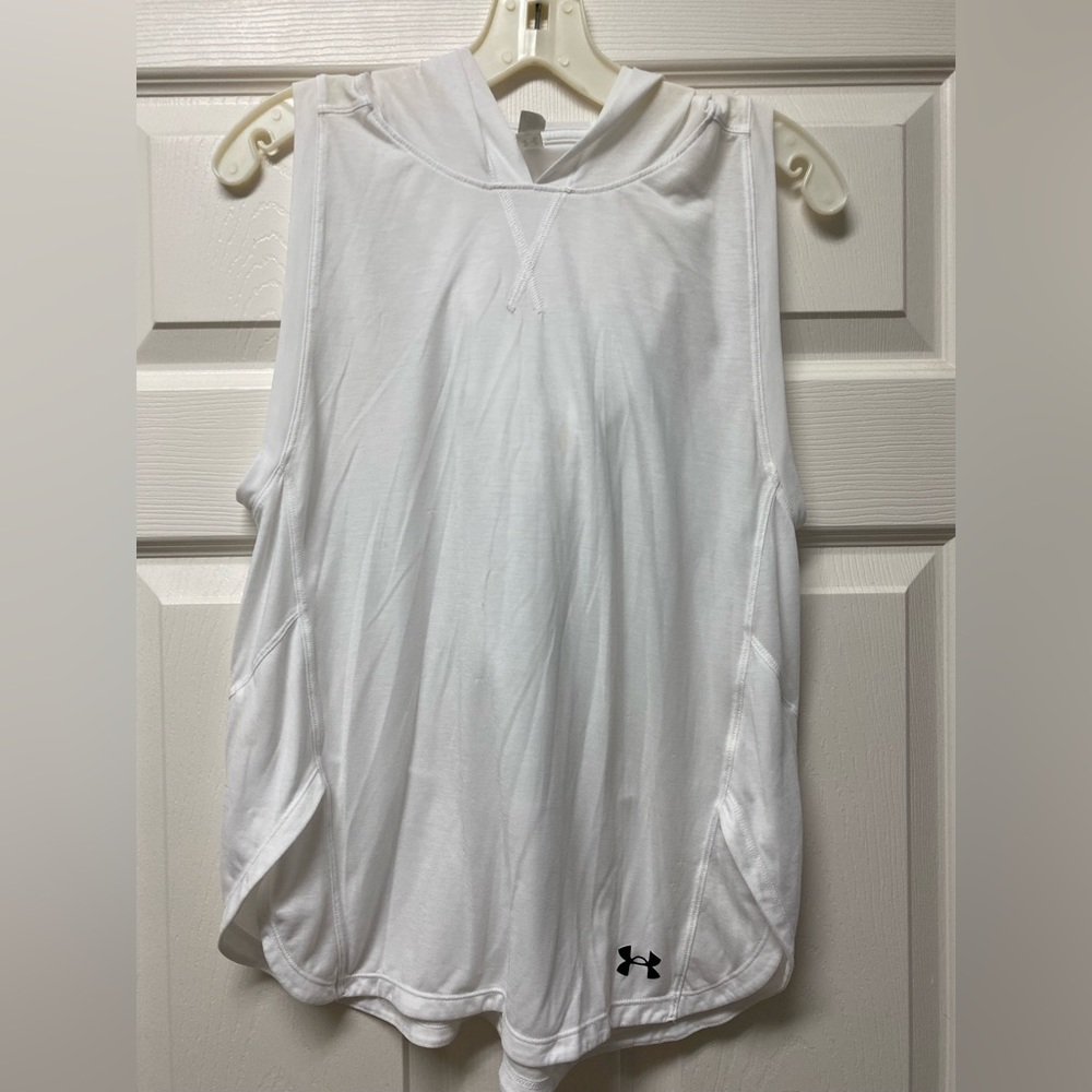 Women’s White Loose UA Heat Gear Muscle shirt with hood, size M